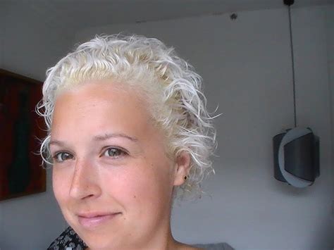 A traumatized teen who tried to go blonde at home was left horrified after bleach melted her long locks and caused her hair to fall out in massive chunks. Misspeachycheeks: Bleaching My Hair - A Painful Proces...
