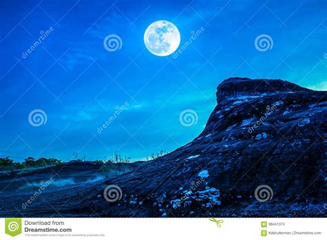 Paisaje De La Roca Contra El Cielo Azul Y La Luna Llena Sobre Wilde