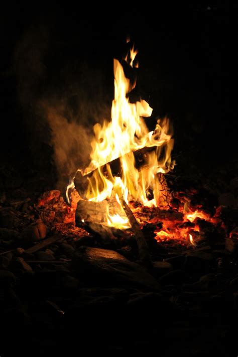 무료 이미지 밤 축하 불꽃 어둠 캠프 불 모닥불 열 타고 있는 불길 횃불 2848x4272