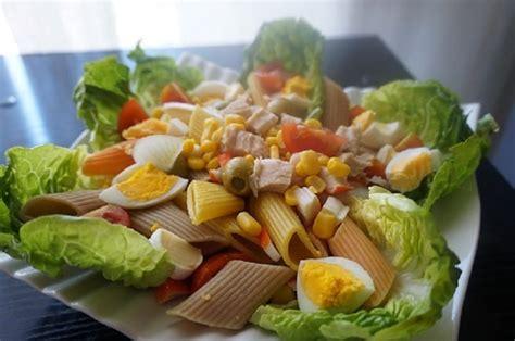 Aprende distintas formas de experimentar con los distintos tipos de pasta que existe y. Receta de ensalada de pasta fría para el verano, muy fácil.