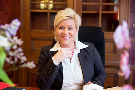 Norwegian finance minister siv jensen has landed in hot water after sporting a native american outfit during a costume party at her ministry. Siv blir gudmor for African Inspiration | Maritimt Magasin