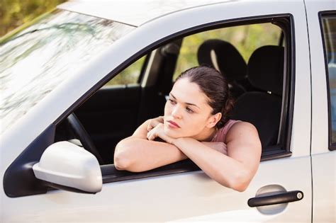uma mulher espera por assistência perto de seu carro avariada na beira da estrada foto premium