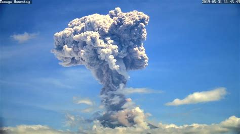 A volcano on the indonesian island of bali erupted friday, spewing a plume of ash and smoke more than 2,000 metres (6,500 feet) into the sky. Bali volcano spews ash in new eruption | AFP - YouTube