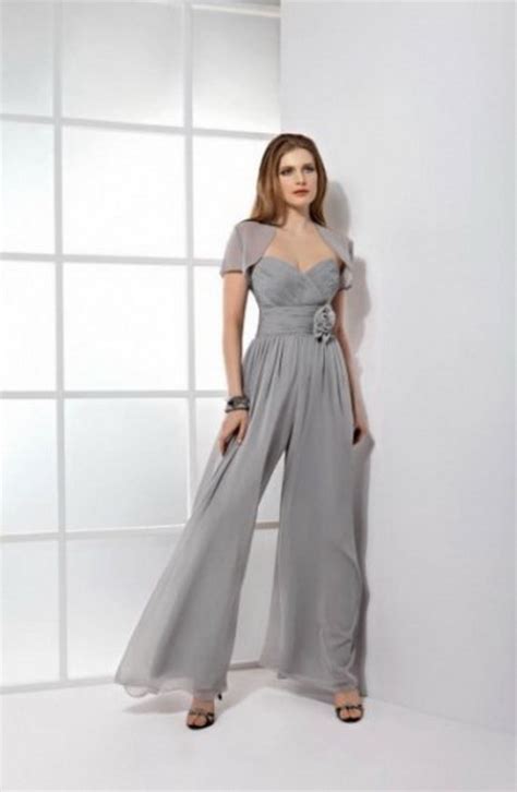 Grande ritorno delle tute eleganti e jumpsuit corte, il tuo prossimo acquisto fashion per un'estate da party girl indimenticabile. Tute eleganti da cerimonia