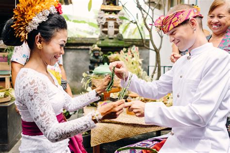 balinese-traditional-wedding-ceremony-by-gusmank-wedding-photography