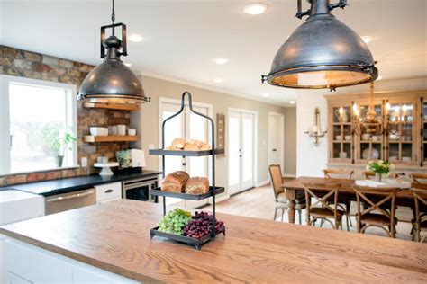 Check out 15 impressive kitchen makeovers that made the homeowners' decision to sell or stay way more challenging. My Sweet Savannah: ~5 of my favorite Fixer Upper kitchens~