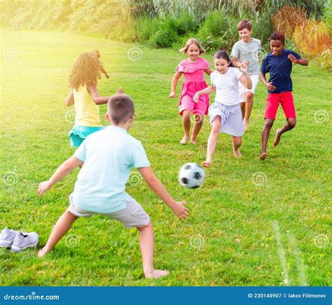 Niñas Y Niños Adolescentes Felices Jugando Fútbol En Césped Verde Imagen De Archivo Imagen De