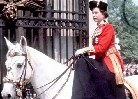 La regina elisabetta guida senza patente e le hanno regalato bradipi, elefanti e un paio di stivali da cowboy: Regina Elisabeta a II-a, 90 de ani în 90 de secunde ...