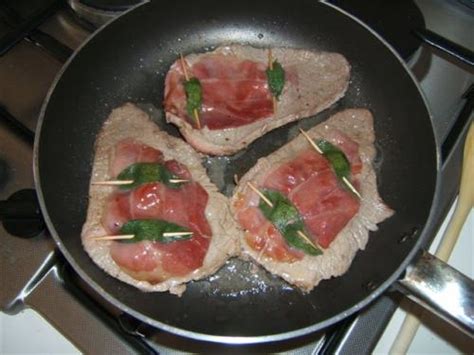 Vorbereitete schnitzel mit schinken und salbei. The ravings of a foodie: Saltimbocca alla romana
