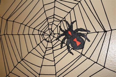 For halloween i needed a lot of spiders! DIY Spider Web | Halloween Decorations