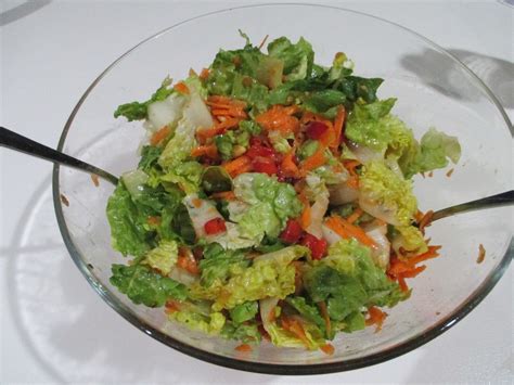 Gemischter Salat mit Pinienkernen und Honig Senf