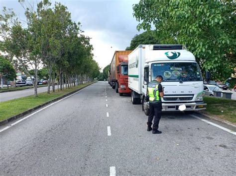 Masalah pembakaran terbuka di kawasan berhampiran taman mp3 & mp4. PEMANTAUAN KENDERAAN BERAT DALAM KAWASAN TAMAN PERUMAHAN ...