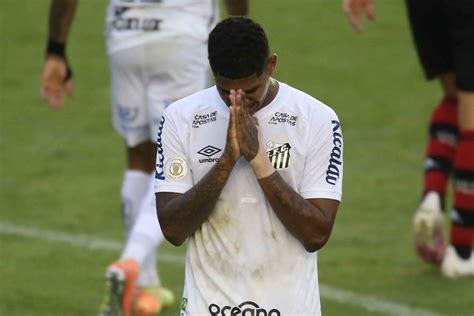 A dor na perna afetada pela trombose tem início súbito e aumenta no decorrer do tempo. Raniel, jogador do Santos, é internado em Goiânia com ...