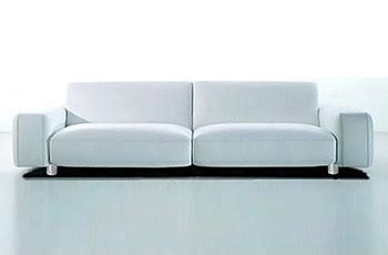 I poggiabraccia imbottiti sono abbinati allo schienale da 56cm per assicurare comfort di seduta ai massimi livelli. Divani moderni Melinda