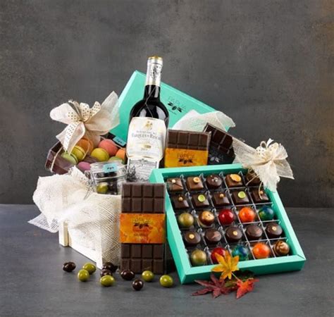 You will find festive sleigh gift baskets, corporate holiday gift baskets, christmas hampers, wine gift baskets, chocolate gift. Top 40+ Best Christmas Gift Baskets 2020 - DADONG