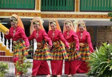 Anda dapat membaca lirik lagu populer dan terlengkap lainnya disini. 11+ Lagu Daerah Riau Beserta Lirik Lagunya [Lengkap ...