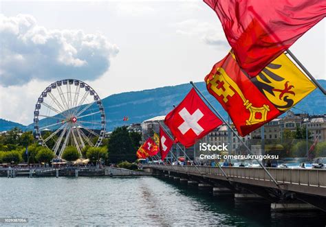 Banderas Suiza Y Puente De Mont Blanc Con Noria De Ginebra En Suiza