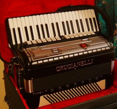Fisarmonica weltmeister 120 bassi, old accordion by weltmeister, altes akkordeon. CRUCIANELLI**** Piano Accordion, a Stradella 120 bass ...