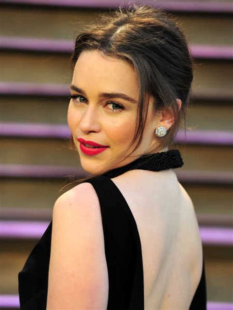 For emilia clarke, ending game of thrones was the metaphorical undoing of the bra. Emilia Clarke erklärt den Sex in Game of Thrones! | InTouch