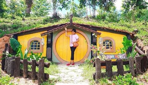 Rumah adat suku ambon dinamakan baileo, dipakai untuk tempat pertemuan, musyawarah dan upacara adat yang disebut seniri negeri. 4 Destinasi Buatan Di Ambon Mana Yang Paling Menarik
