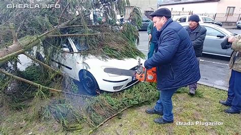 Nici ghivecele cu flori nu. Furtuna violenta Gherla (Cluj), zboara tarabele cu ...