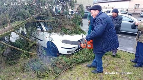 Furtuna și grindina au făcut ravagii. Furtuna violenta Gherla (Cluj), zboara tarabele cu ...