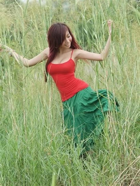 Foto Sexy Elly Tran Ha Di Antara Semak Semak Model Sexy Indonesia