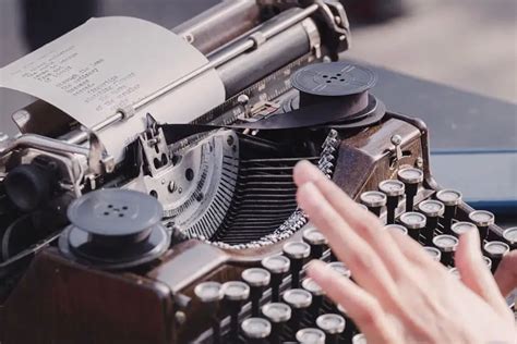 How Does A Typewriter Work Explaining The Pivotal Machine Hipster