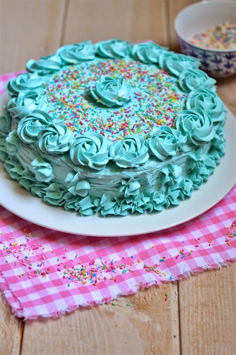 Excellente base comme gateau à fourrer pour un anniversaire, coupé en deux et fourré d'une crème. Fromage ou Dessert ? ... DESSERT !!!: Funfetti Cake d ...