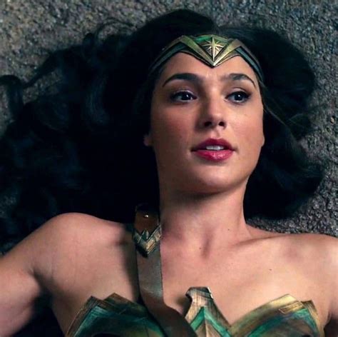 When Gal Gadot S Beauty As Wonder Woman Became A Beauty Symbol For The Entire Dc Universe