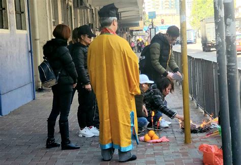 屯門 兆康 天水圍 朗屏 元朗 錦上路 荃灣西 美孚 南昌 柯士甸 尖東 紅磡 何文田 土瓜灣 宋皇臺 啟德 鑽石山 顯徑 大圍 車公廟 沙田圍 第一城 石門 大水坑 琣w 馬. 越南男土瓜灣疑做「和事佬」慘遭刀刺亡 親友哀傷路祭 | 多倫多 | 加拿大中文新聞網 - 加拿大星島日報 Canada ...