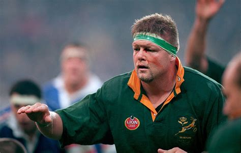 Wiese was born and grew up in upington. Kan dié omstrede skeidsregter die Bokke pootjie? Kobus ...