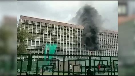 Breaking Massive Fire Breaks Out At Delhi Aiims All Patients