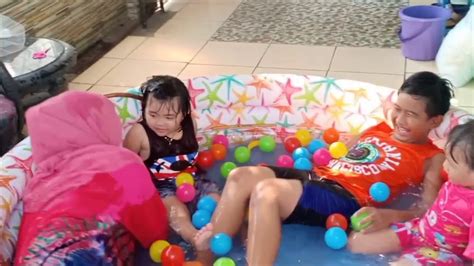Dengan ukuran diameter 147cm dan ketinggian pembatas dipinggir 33cm. UNBOXING KOLAM RENANG ANAK mominya ikutan masuk // MAINAN ...