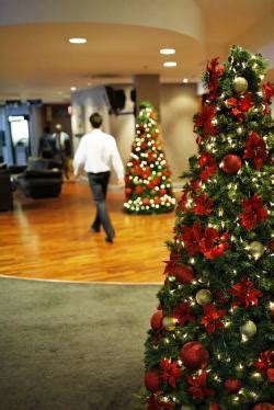 I decided on a northwoods cabin theme. Office Christmas Decorating Themes | LoveToKnow