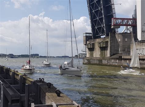 Zwijndrechtse brug is situated southeast of hoge devel. Drukte bij de Zwijndrechtse brug - DordtCentraal | Gratis ...