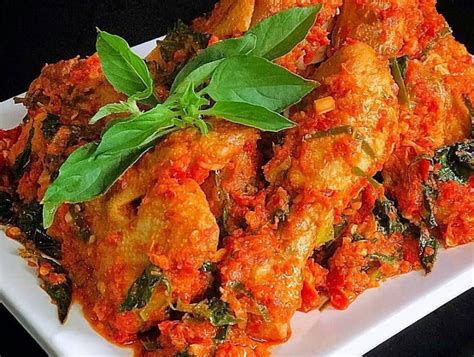 Tinorangsak or tinoransak is an indonesian hot and spicy meat dish that uses specific bumbu (spice mixture) found in manado cuisine of north sulawesi, indonesia. Resep Ayam Cabe Merah - masakan mama mudah