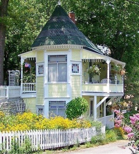 Pin By Jarilyn Tuttle On Houses In 2020 Victorian Homes Tiny Cottage