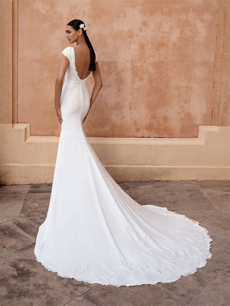 Je propose cette merveilleuse robe de mariée couture pronovias modèle prunelle collection 2016/2017 en crêpe georgette, taille basse et décolleté en cœur. ROBE DE MARIÉE ANITRA PRONOVIAS COLLECTION 2020 SUR ...