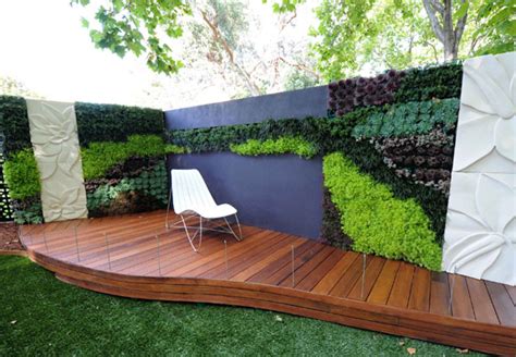 Recycled stunning vertical vertical plastic bottles for your garden. Meow My House : Outdoor Vertical Garden