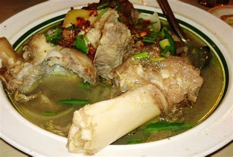 It is prepared with goat meat, tomato, celery, spring onion, ginger, candlenut and lime leaf, its broth is yellowish in colour. Cara Buat Dan Masak Resepi Sup Gear Box - Eresepi