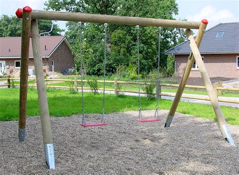Alle haben sie geliebt, die kinderschaukel in vielen. Schaukel für Spielplatz aus Holz öffentlicher Bereich H ...