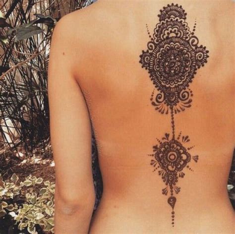 Henna is used to tattoo on the body in the indian culture. Best Henna Tattoos for Back: Bold and Beautiful Designs ...