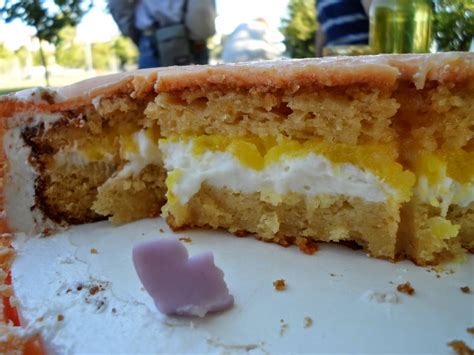 Per preparare la torta al cioccolato senza uova setacciate, in una ciotola capiente, la farina, il lievito e il cacao amaro. Petali e zucchero: Torta di compleanno senza uova per bimba
