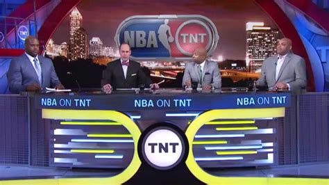 As a part of the inside the nba crew's tribute to thompson during their monday night broadcast, shaquille o'neal, charles barkley, kenny smith and ernie johnson all wore towels over their shoulders. NBA on TNT crew honors longtime Clippers broadcaster Ralph Lawler - YouTube