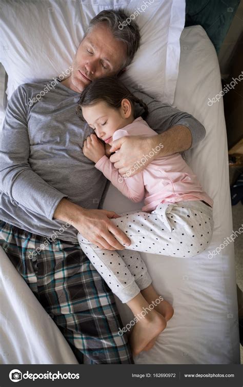 Pai E Filha Dormindo Juntos Na Cama Fotos Imagens De Wavebreakmedia