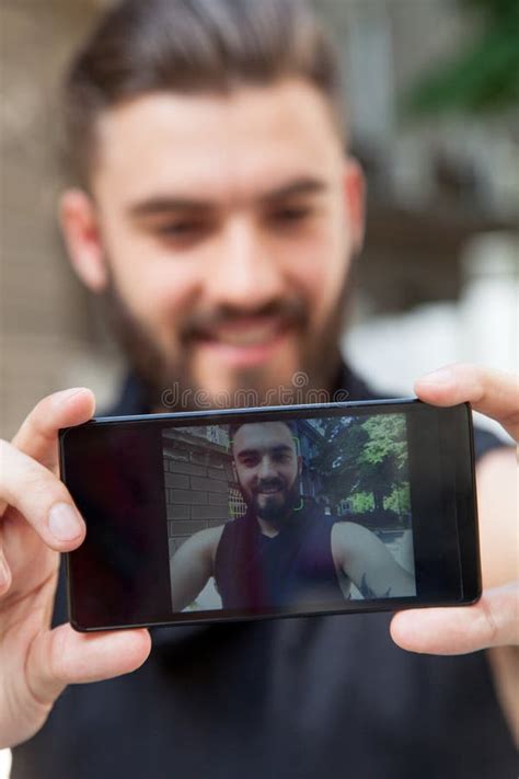 El Hombre Moderno Atractivo Del Inconformista Hace Un Selfie WB Foto De Archivo Imagen De
