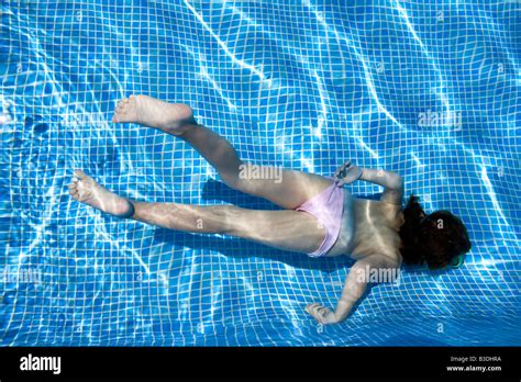 kleines mädchen schwimmen unter wasser auf ein schwimmbad stockfotografie alamy