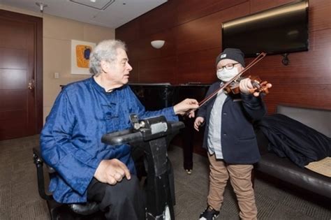 Itzhak Perlman Teaches Child With Leukaemia Slippedisc