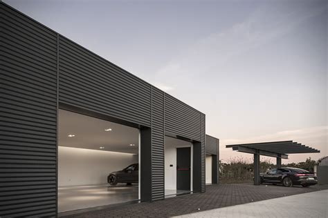 The prefab lift garage is built on the plans of our 2, 3 or 4 car garages and simply adapted with higher walls and a scissors truss to accomodate the height needed for a lift garage. Deze moderne garage in Portugal is de droom van elke ...